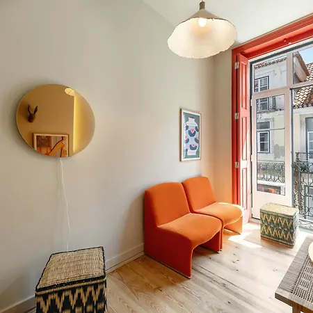 The Traditional Arts Memoir - Balcony At Downtown, 4th-floor No Lift Apartment *